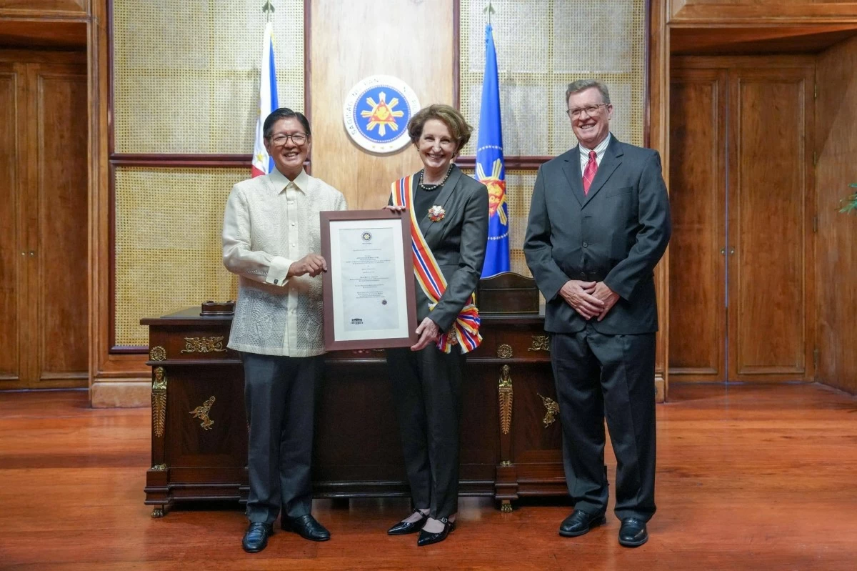 President Ferdinand 'Bongbong' Marcos Jr. with outgoing US Ambassador to the Philippines MaryKay Carlson (Bongbong Marcos/Facebook)