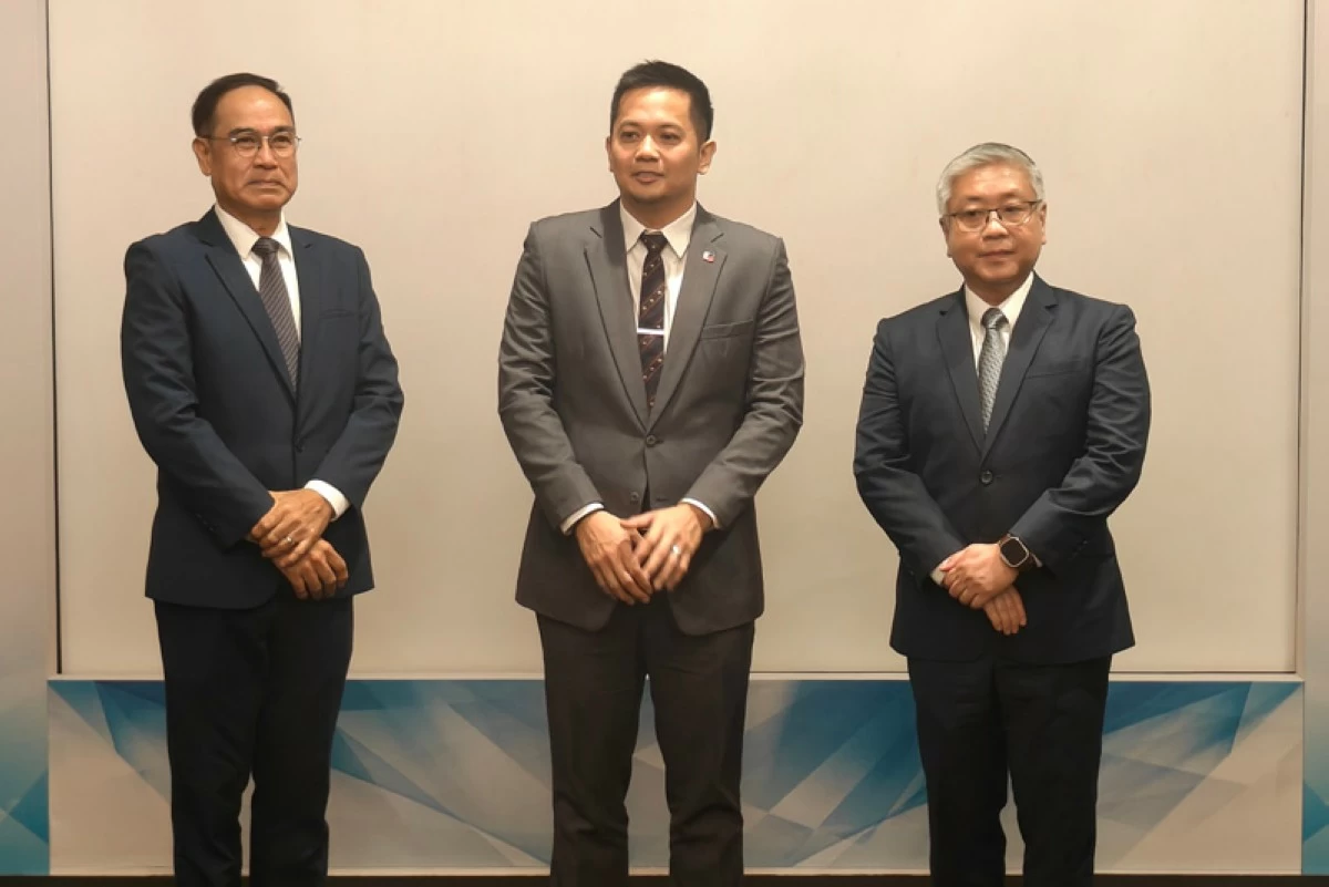 From left: outgoing CAMPI president, Atty. Rommel Gutierrez; DOTR Usec. Mark Steven Pastor; and incoming CAMPI President, Jose Maria ‘Jing’ Atienza.