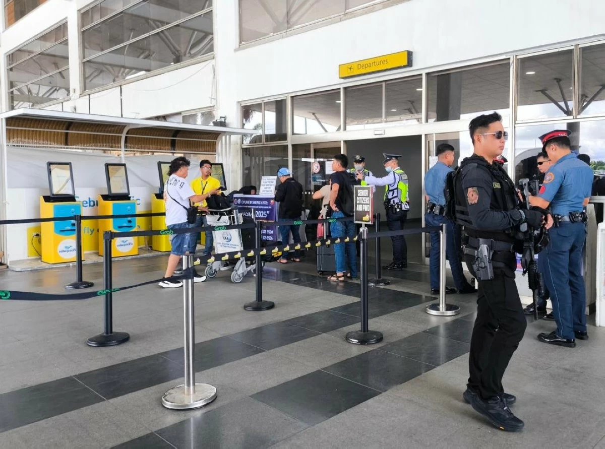 SECURITY at the departure area of the Iloilo Airport.  (Tara Yap)