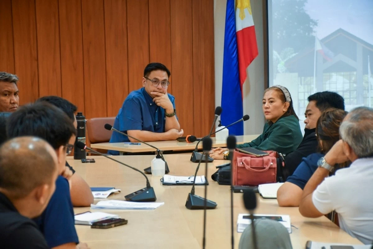 Muntinlupa Mayor Ruffy Biazon presides over a meeting on Jan. 30 regarding the construction of the Muntinlupa-San Pedro bridge (Photo from Mayor Biazon's Facebook account) 