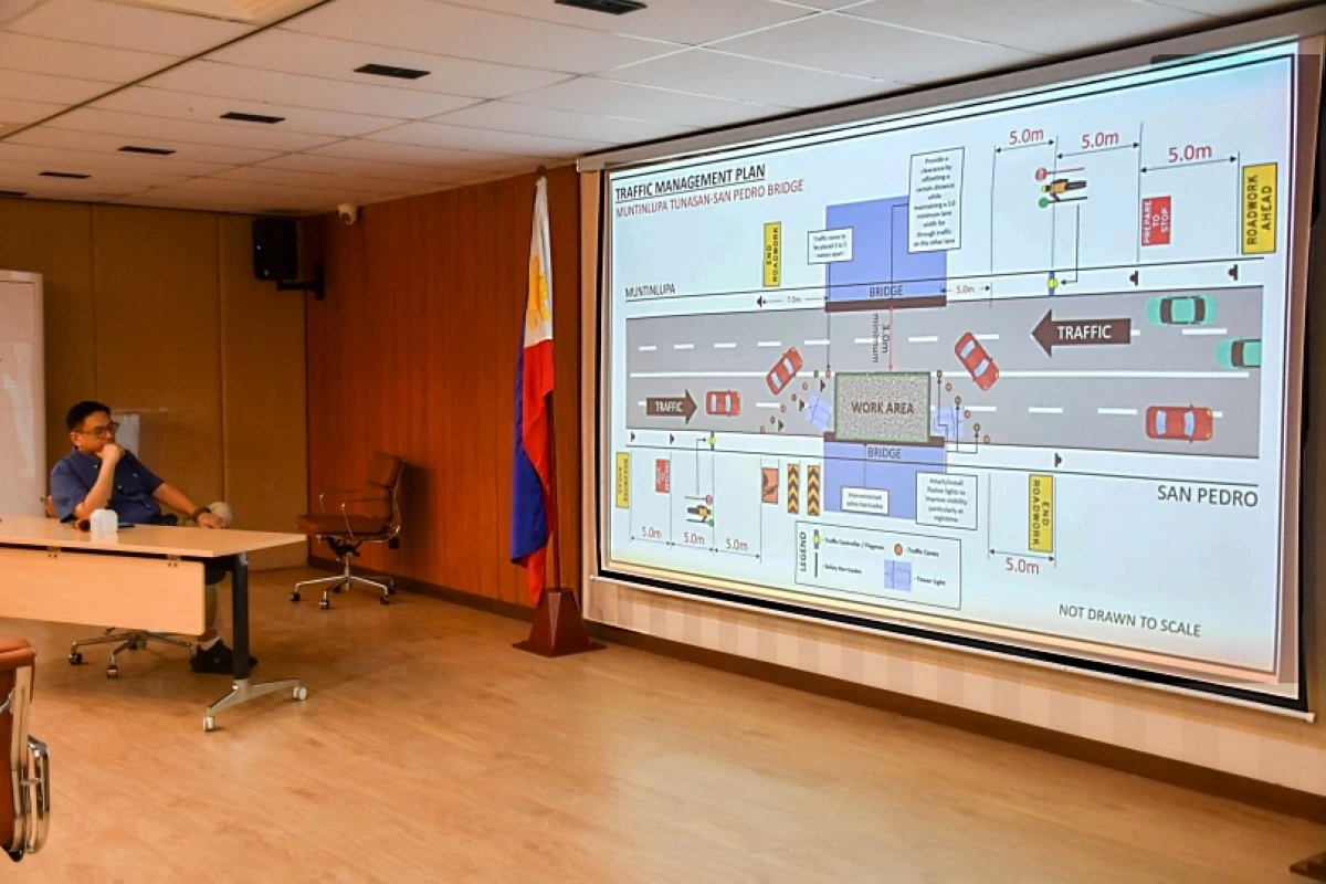 Muntinlupa Mayor Ruffy Biazon looks at the diagram of the traffic management plan that will be implemented when the construction of the Muntinlupa-San Pedro bridge starts (Photo from Mayor Biazon's Facebook account) 