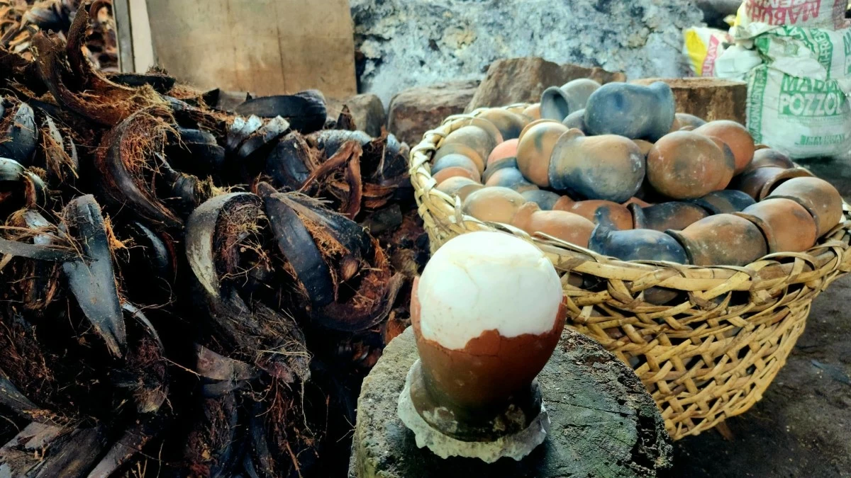 SALTED LEGACY A rare view of asin tibuok, the iconic Boholano “unbroken salt,” shaped by fire and tradition in clay pots unique to Alburquerque’s coastal artisans.