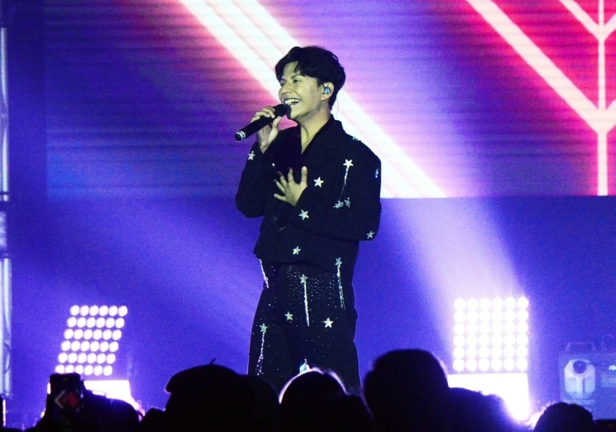 Thai singer Boy Sompob performing at Luvcon 2024 concert in Manila (Jonathan Hicap) 