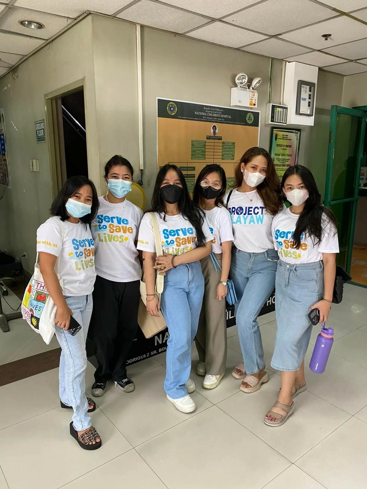 Volunteers and patients pose for photo op in gift giving event (Photo courtesy of Project Ulayaw Facebook Page)