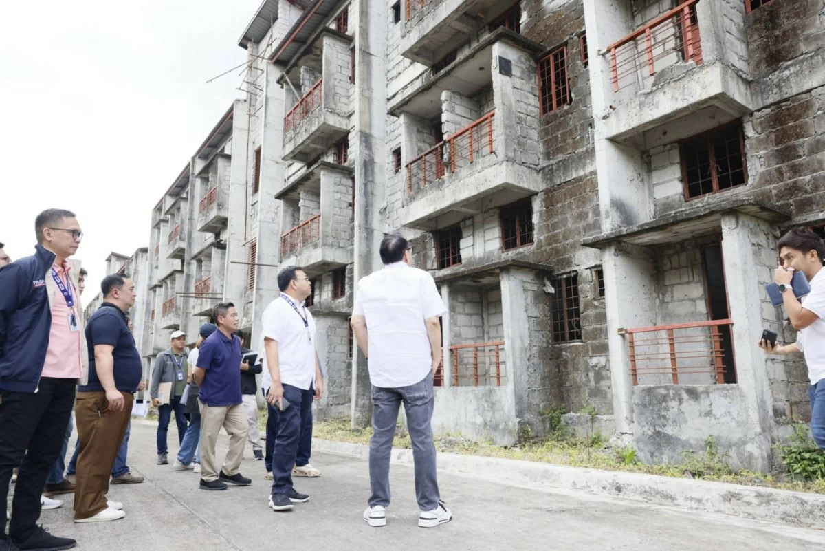 DHSUD Secretary Jose Ramon Aliling and Social Housing Finance Corporation (SHFC) President Federico Laxa inspect one of the three stalled housing mass housing projects in Caloocan City. The three low-rise buildings, once completed, are expected to benefit over 5,000 families. (photo: DHSUD) 