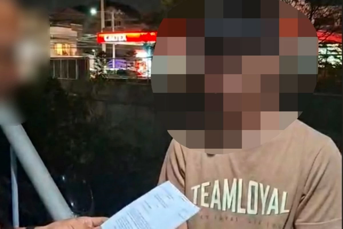 A Muntinlupa police officer with the man (right) (Photo from the Muntinlupa police / SPD)