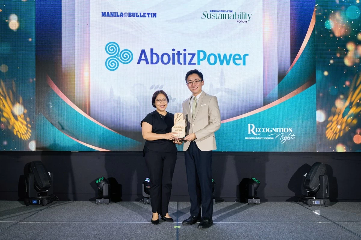 AboitizPower AVP for Public Relations Abigail Tomas (left) with Manila Bulletin Business Development Manager Jordan Tan at the Manila Bulletin Sustainability Forum Recognition Night.