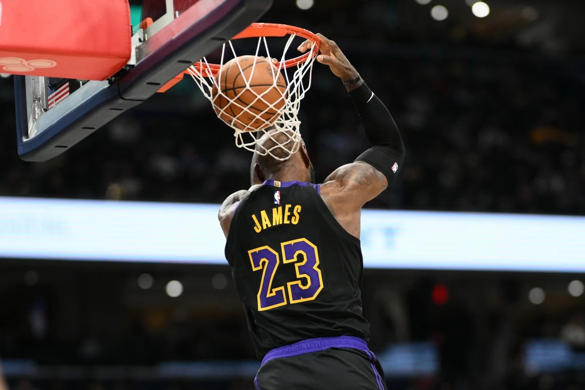 Los Angeles Lakers forward LeBron James does a reverse dunk during the second half of an NBA basketball game against the Washington Wizards, Friday, Jan. 30, 2026, in Washington. (AP Photo/Nick Wass)