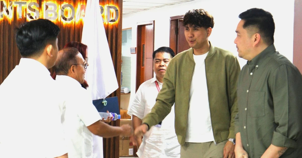 MPBL Commissioner Emmer Oreta greets GAB Commissioner Atty. Francisco Rivera. MPBL CEO Joe Ramos and Chief Legal Counsel Glenn Gacal were also present.