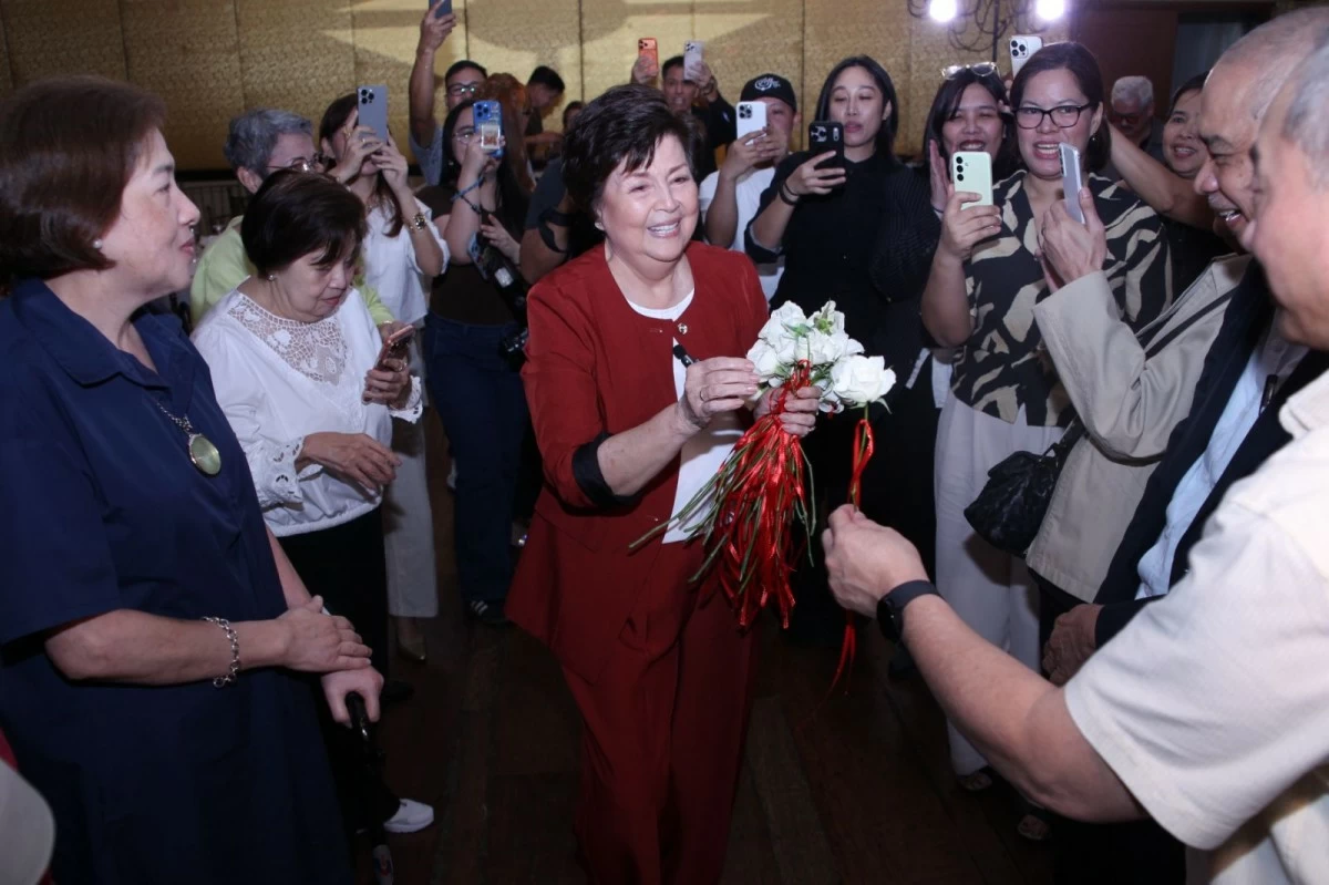 Boots Anson-Roa Rodrigo receives white roses from guests.