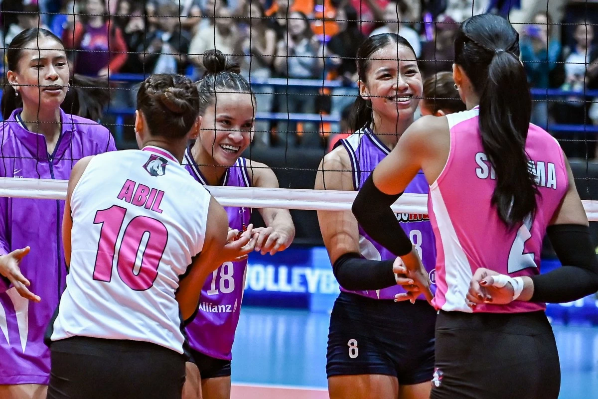 Sisi Rondina, left, and Eya Laure compete for Choco Mucho. (PVL Images)