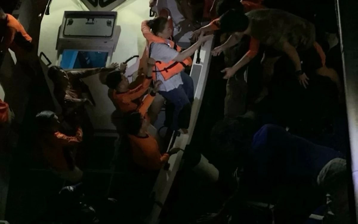 Survivors are assisted by Philippine Coast Guard (PCG) personnel after a RORO vessel carrying more than 300 individuals sank off Basilan on Jan. 26, 2026, killing at least 15 people. (Photo courtesy of PCG)