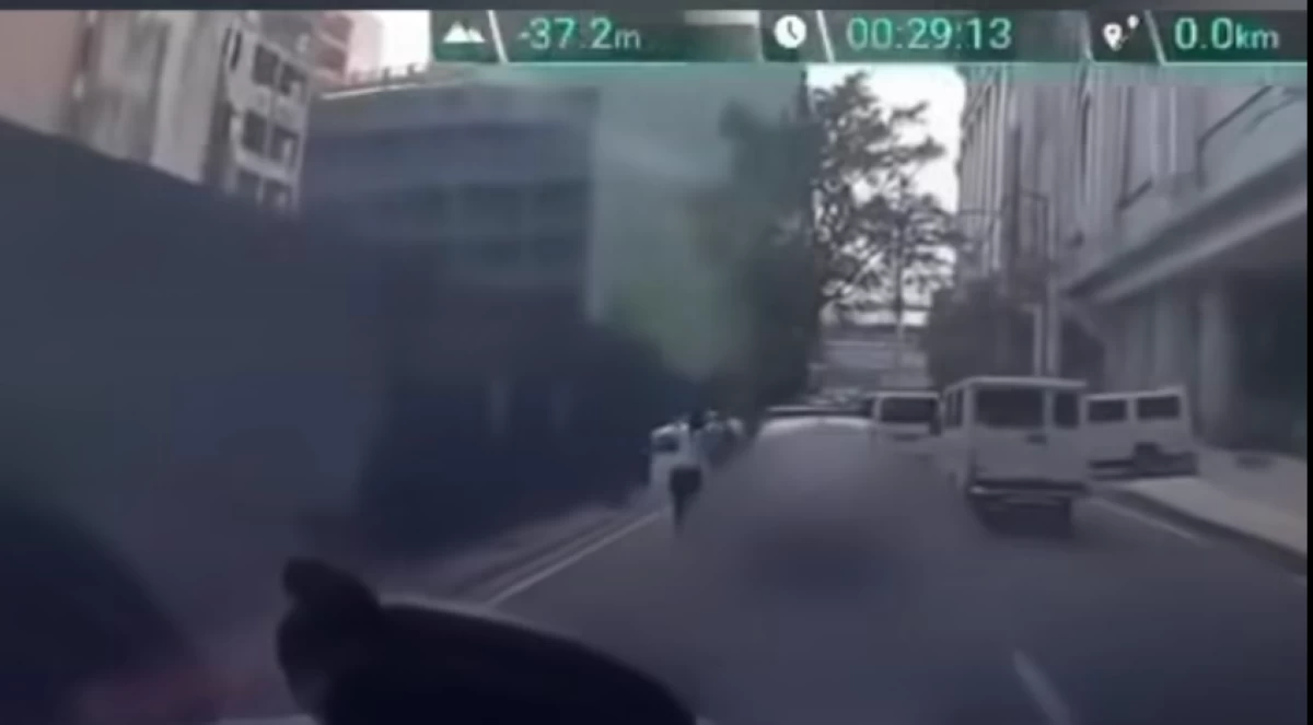 A photo showing the enforcer extorting money from a motorist (Photo courtesy of Manila Public Information Office)