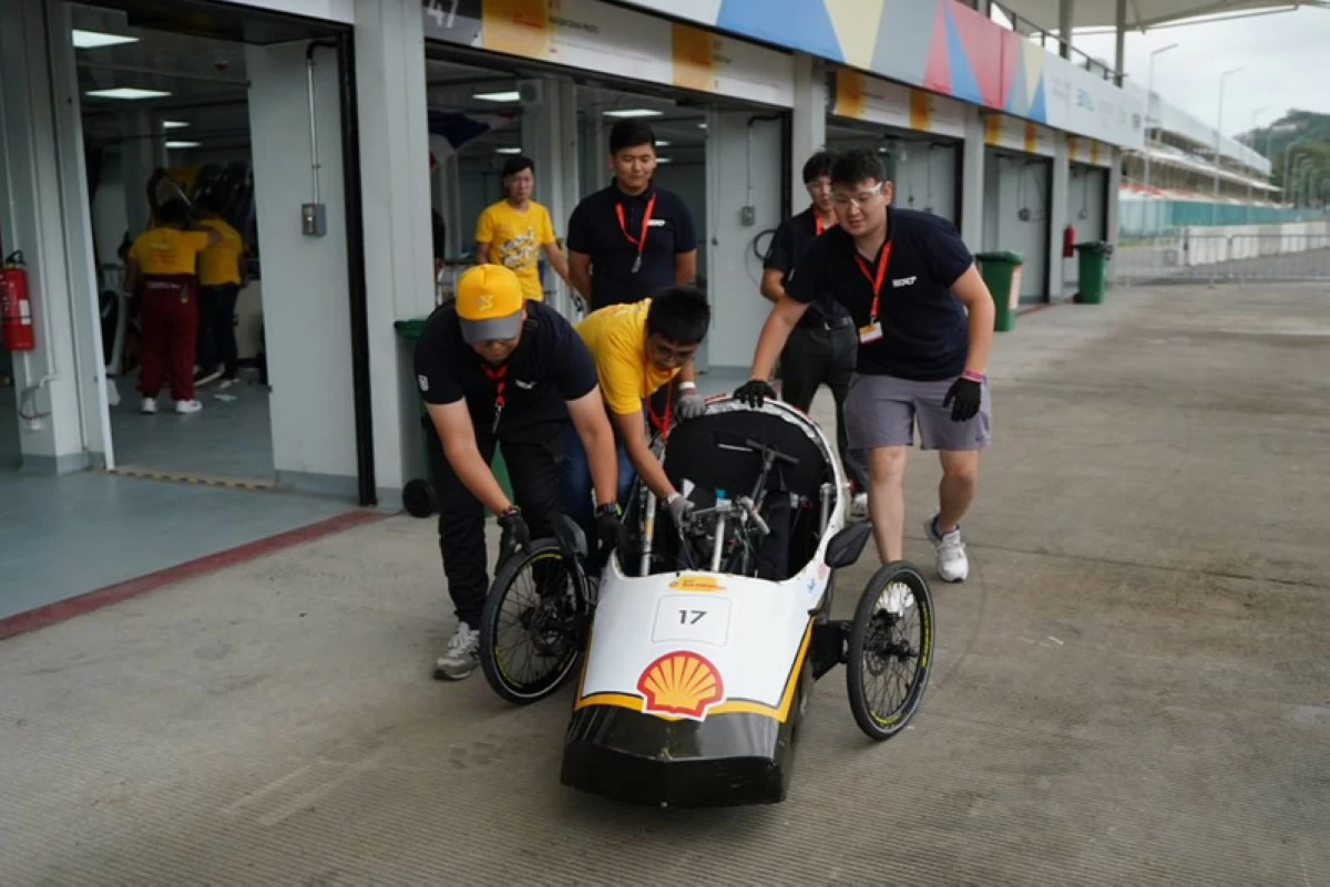 The Atlas Valor heading to the track.