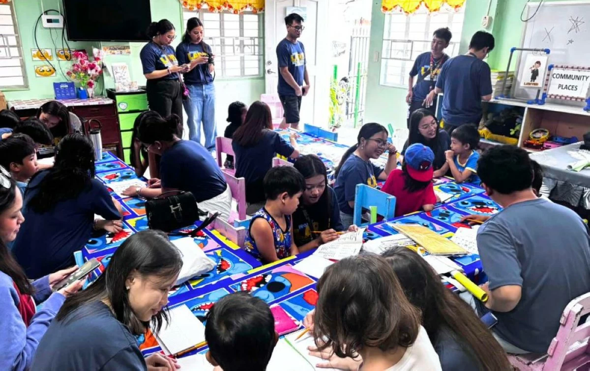 Project LAPIS volunteers teach basic literacy to out-of-school children and youth during the pilot learning session in Barangay Milagrosa on Jan. 31 (Photo from Leonard Danniel M. Diaz/MANILA BULLETIN)