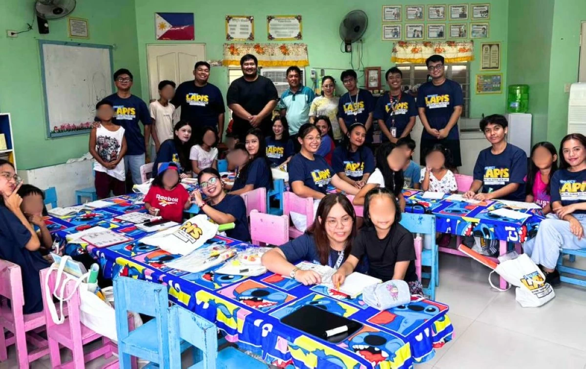 Project LAPIS volunteers teach basic literacy to out-of-school children and youth during the pilot learning session in Barangay Milagrosa on Jan. 31 (Photo from Leonard Danniel M. Diaz/MANILA BULLETIN)