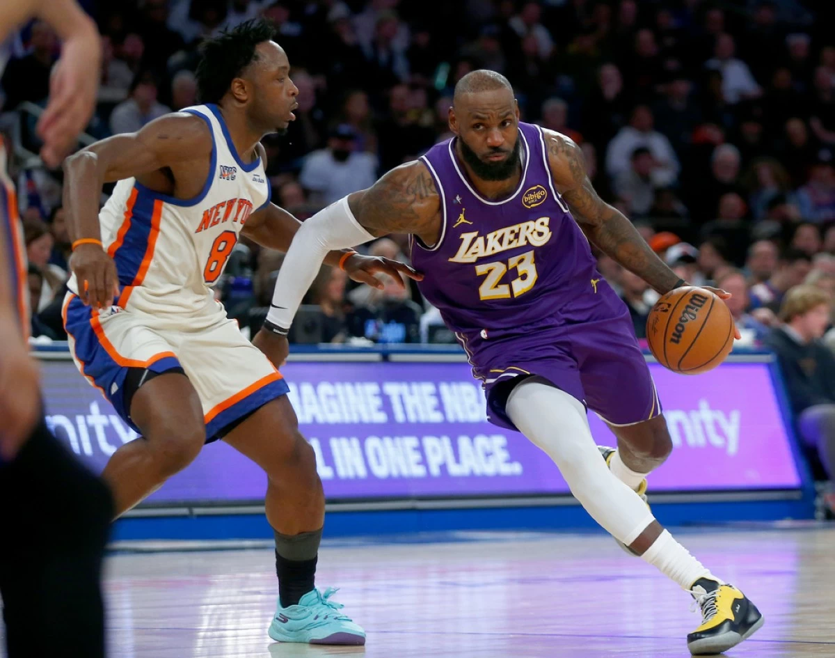 New York Knicks forward OG Anunoby, left, defends Los Angeles Lakers forward LeBron James, right, during the second half of an NBA basketball game, Sunday, Feb. 1, 2026, in New York. (AP Photo/John Munson)