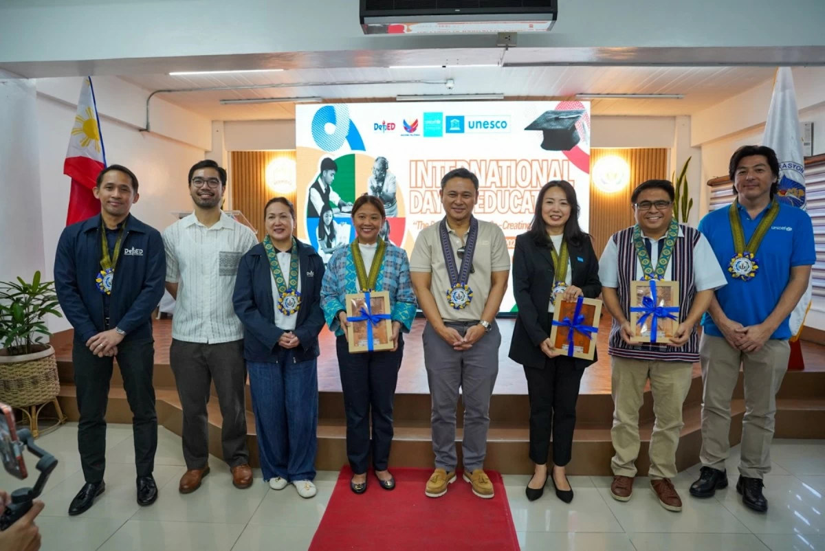 DepEd Secretary Sonny Angara stands with Makati City Mayor Nancy Binay, student leaders, and international partners during the International Day of Education celebration at Gen. Pio del Pilar National High School in Makati City, highlighting youth participation in shaping education reforms. (DepEd photo)