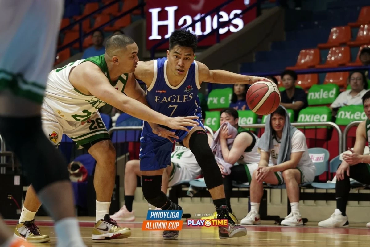 JC Intal of the Blue Eagles tries to drive to the basket against Papot Paredes of the Green Archers in the Pinoyliga Alumni Cup last Saturday at the FilOil Playtime Arena in San Juan City. (Pinoyliga Photo)