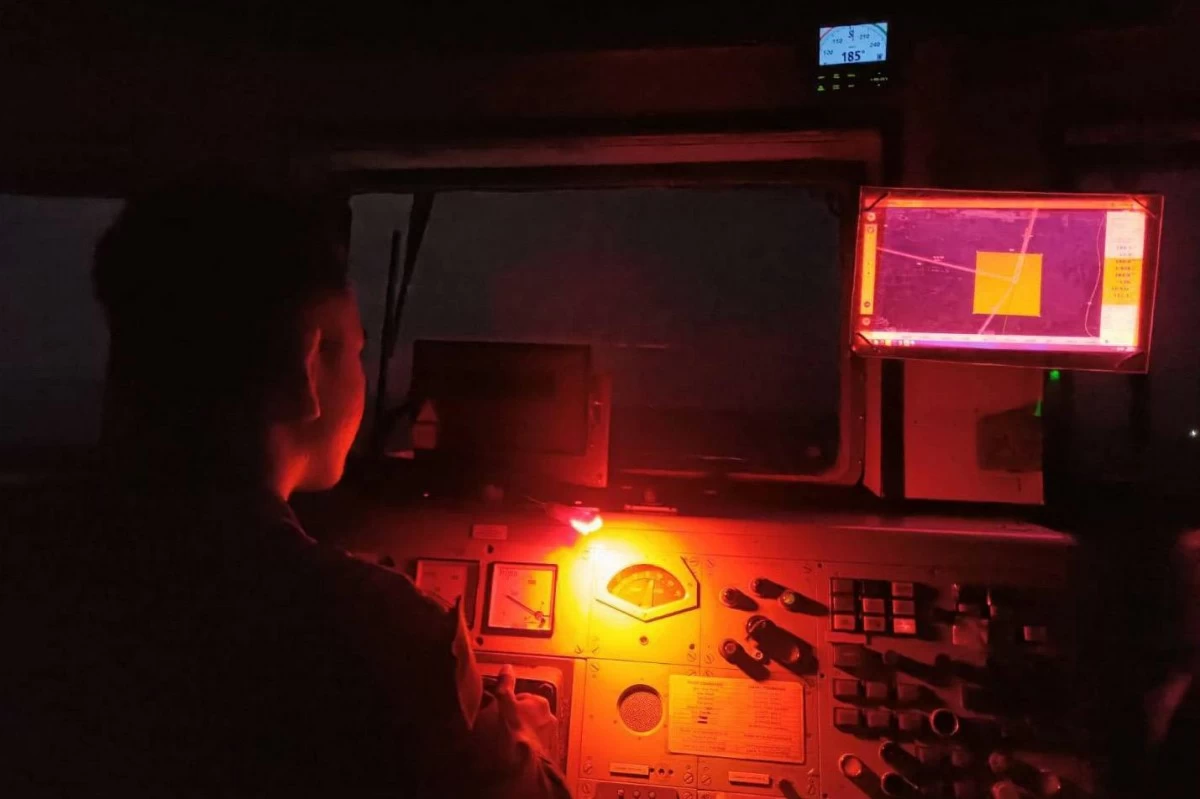 A Philippine Navy personnel on the lookout during SAR operations for MBCA Amejara. (NFEM Photo) 
 
