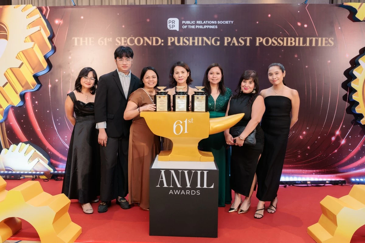 From left to right: Browne Communications’ Majo Gutierrez, Adrian Anos, Laarni Reyes-Carandang, Angie Limbaco, Amby Navarro-Molina, Apryl Galang, and Ana Meera.