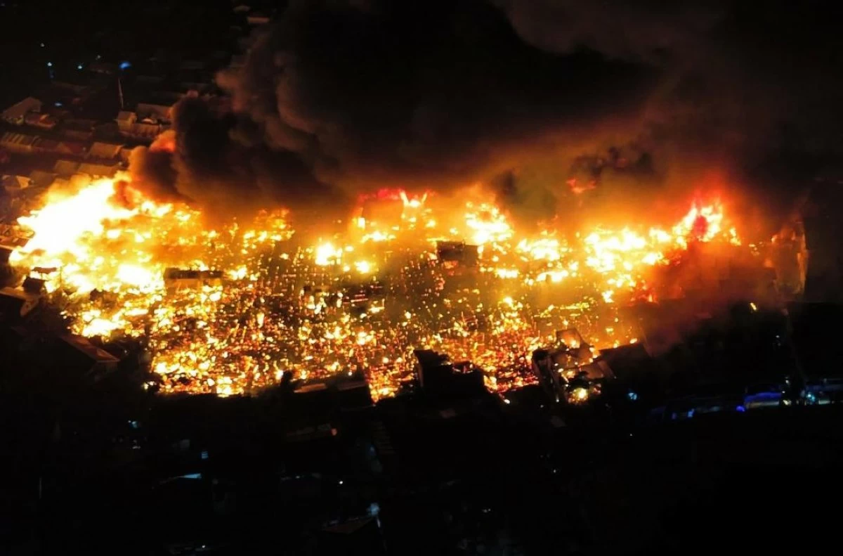 
TAWI-TAWI FIRE – One-thousand houses were destroyed in a fire that hit a residential area in Barangay Lamion, Bongao, Tawi-Tawi on Tuesday night, Feb. 3, 2025. The fire was put out at 2 a.m. on Wednesday, Feb. 4. (MDRRMO-Bongao) 
