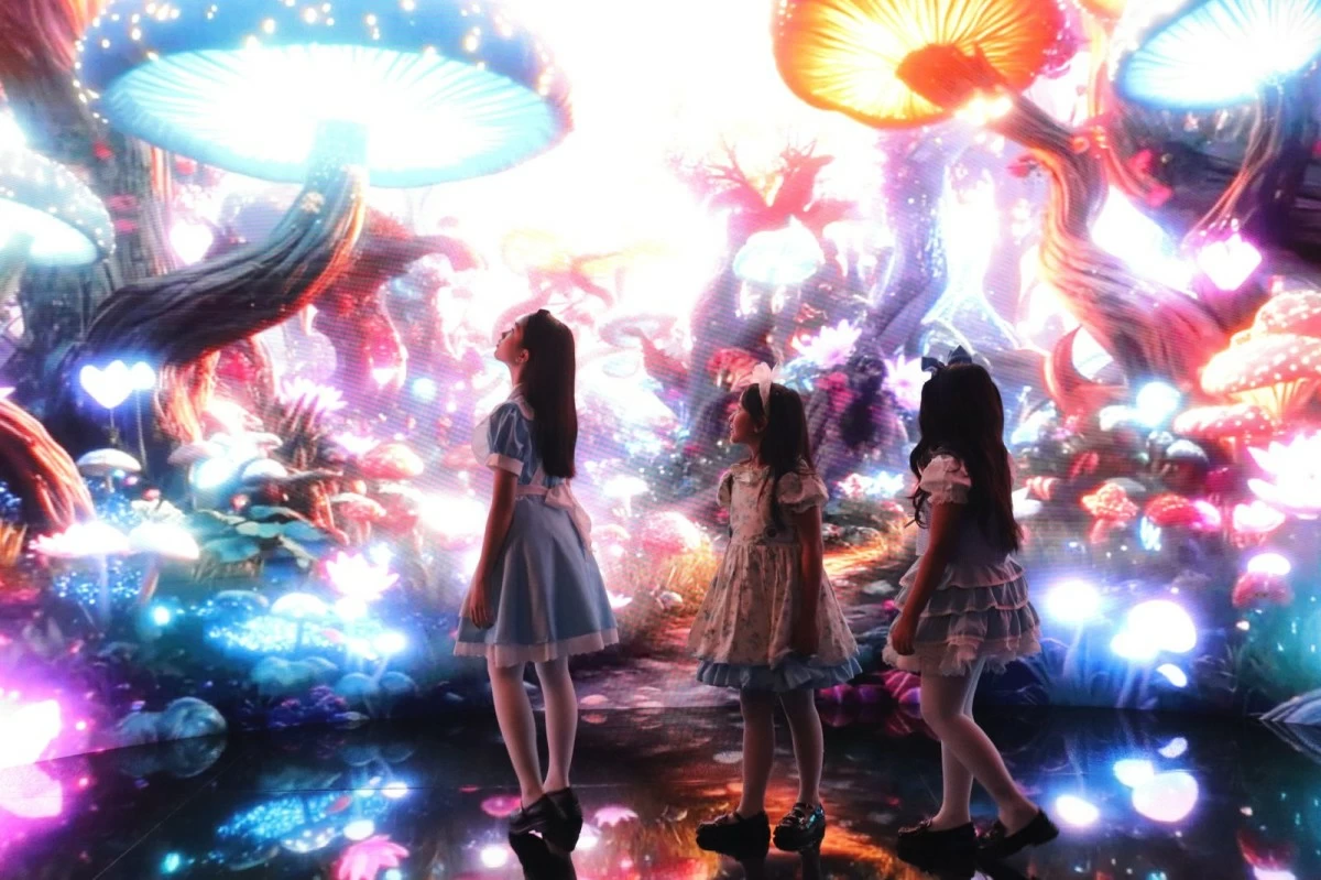 In a room full of color and magic, guests will enjoy a whole new experience of storytelling into a reimagined Wonderland.
