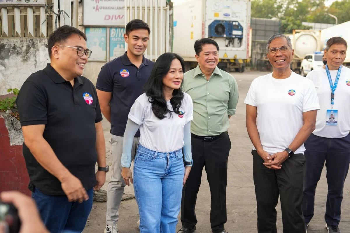 In photo: MMDA Chairman Romando Artes, Mayor Jeannie Sandoval, and MMDA General Manager Undersecretary Nicolas Torre III lead the barangay clean up and safety program. (Photo from Malabon LGU)