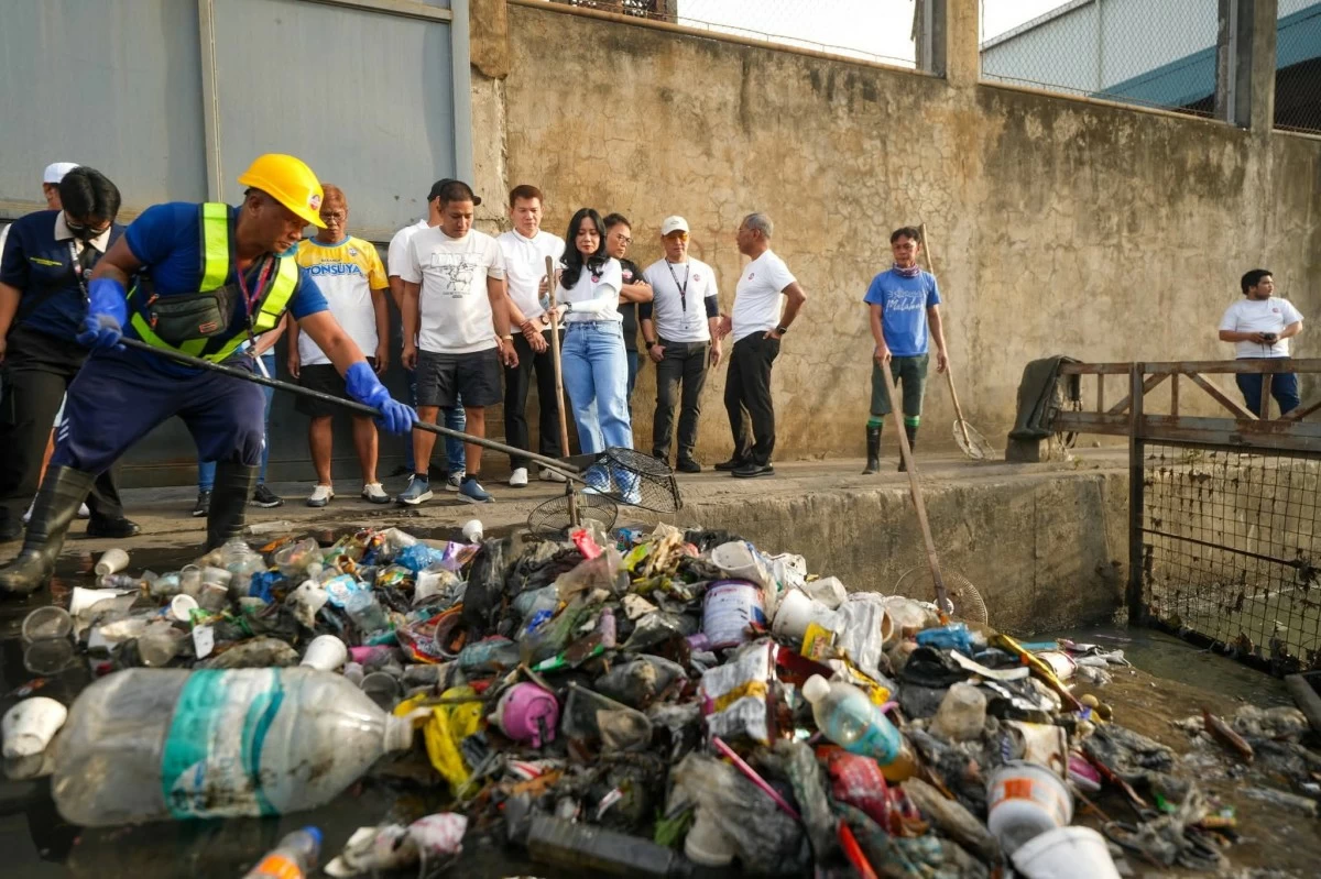 In photo: MMDA Chairman Romando Artes, Mayor Jeannie Sandoval, and MMDA General Manager Undersecretary Nicolas Torre III lead the barangay clean up and safety program. (Photo from Malabon LGU)