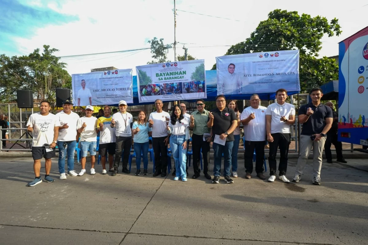 In photo: MMDA Chairman Romando Artes, Mayor Jeannie Sandoval, MMDA General Manager Undersecretary Nicolas Torre III and city officials pose for photo op before the clean up drive (Photo from Malabon LGU)