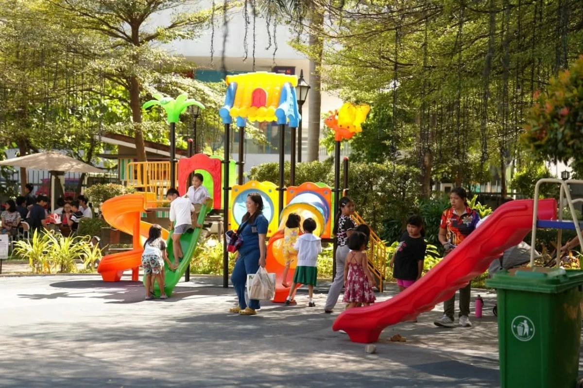 Children were seen playing at the newly renovated  Caloocan People's Park (Photo from Caloocan LGU)