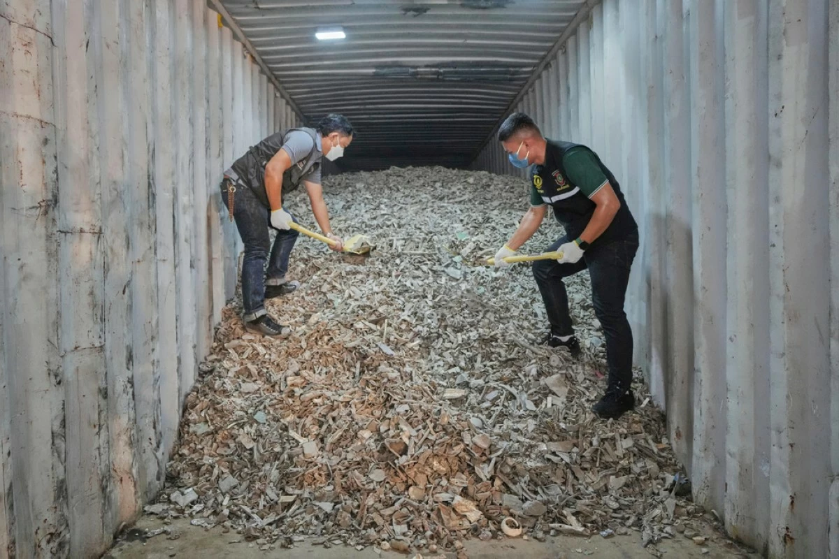FILE - Thai officials show samples of illegally imported electronic waste from the United States which they said they seized at Bangkok Port during a press conference in Bangkok, Thailand, Wednesday, May 14, 2025. (AP Photo/Sakchai Lalit,File)