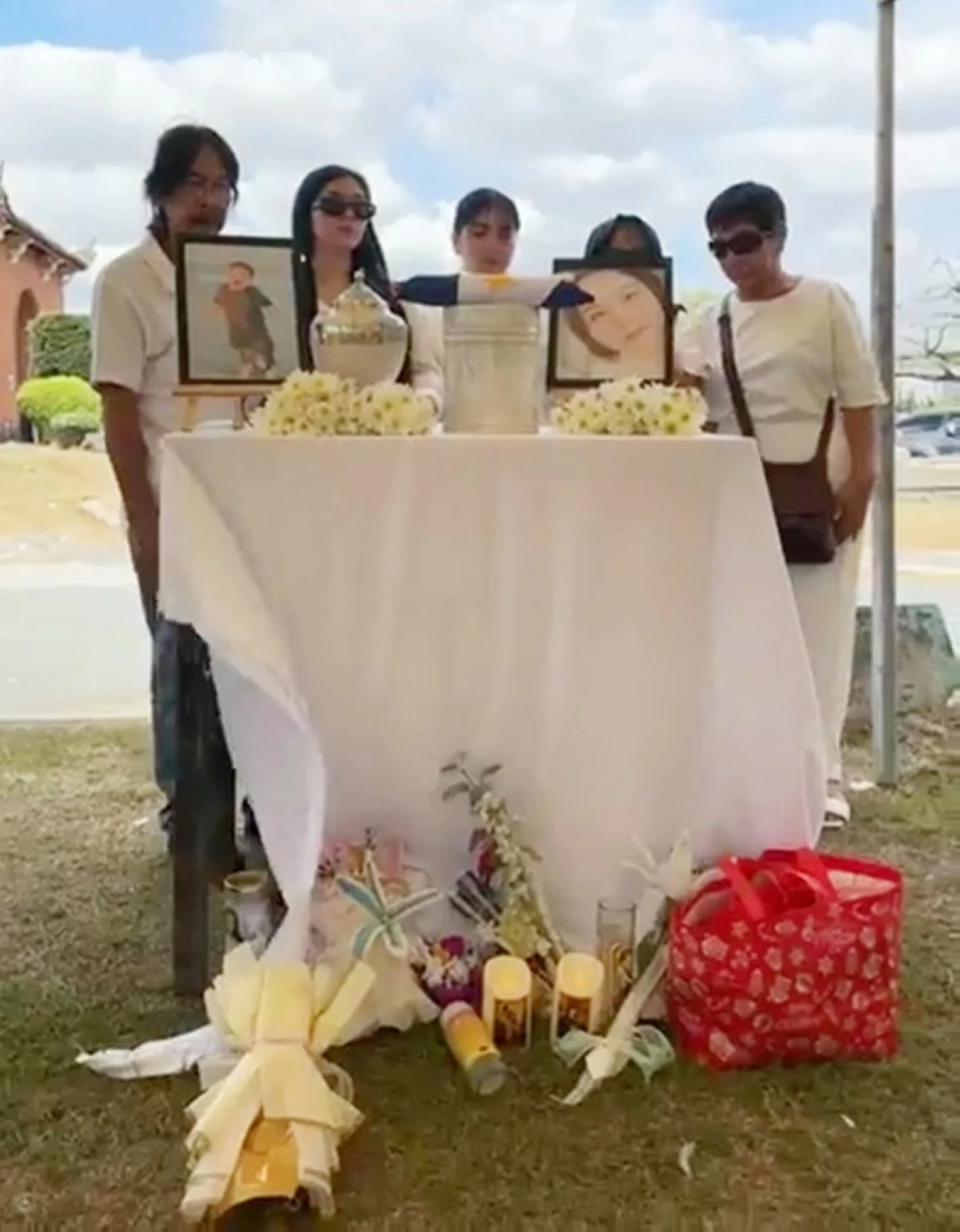 The family of Diane Marie and John Ysmael Mollenido on Feb. 5 at Heritage Park in Taguig (Screenshot from D. Gabs' video) 