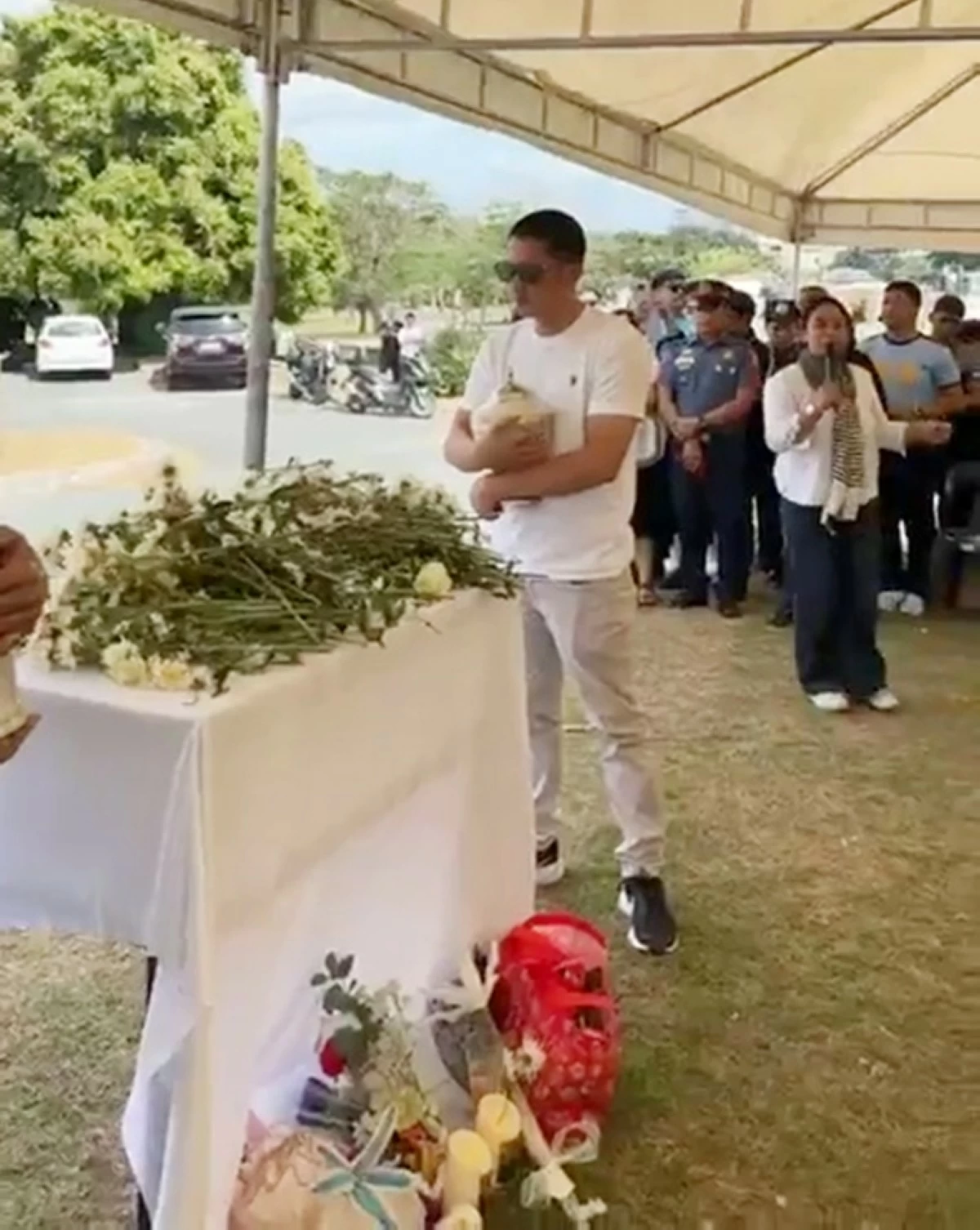 John Mollenido (left) at the inurnment ceremony for his wife Diane Marie Mollenido, and son John Ysmael on Feb. 5 at Heritage Park in Taguig (Screenshot from D. Gabs' video) 