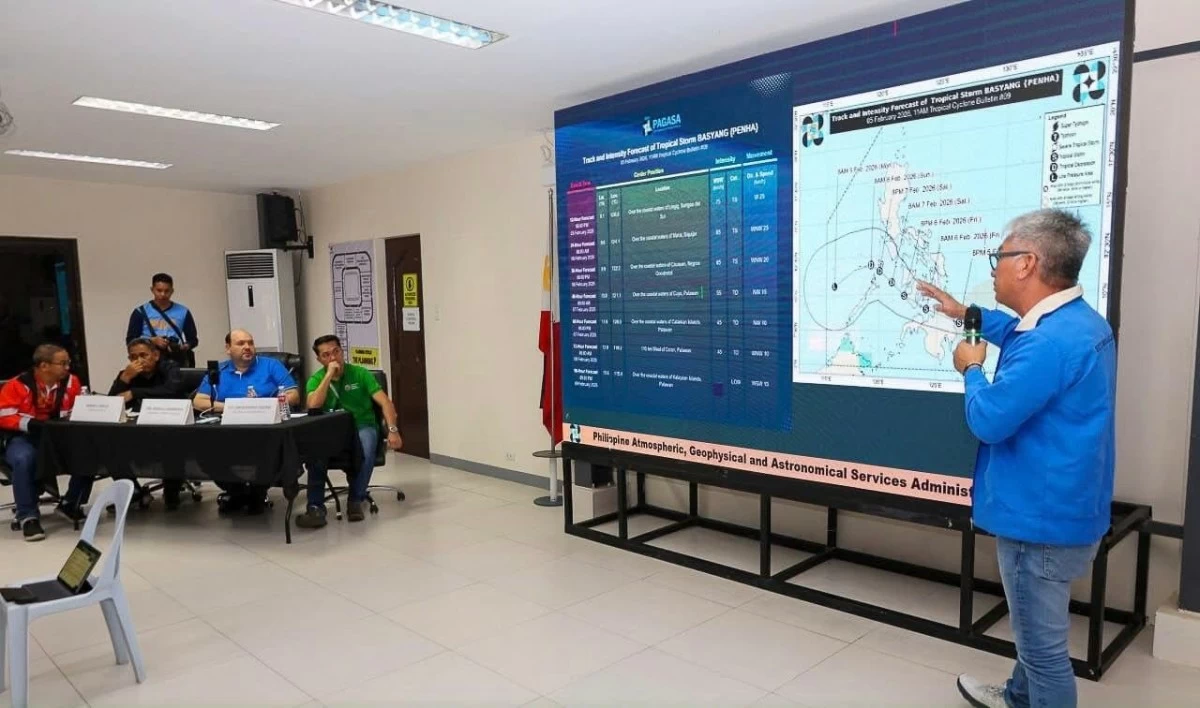 NEGROS Oriental Gov. Manuel 'Chaco' Sagarbarria (seated, second from right) leads an emergency meeting on tropical storm 'Basyang.' (Negros Oriental PIO)