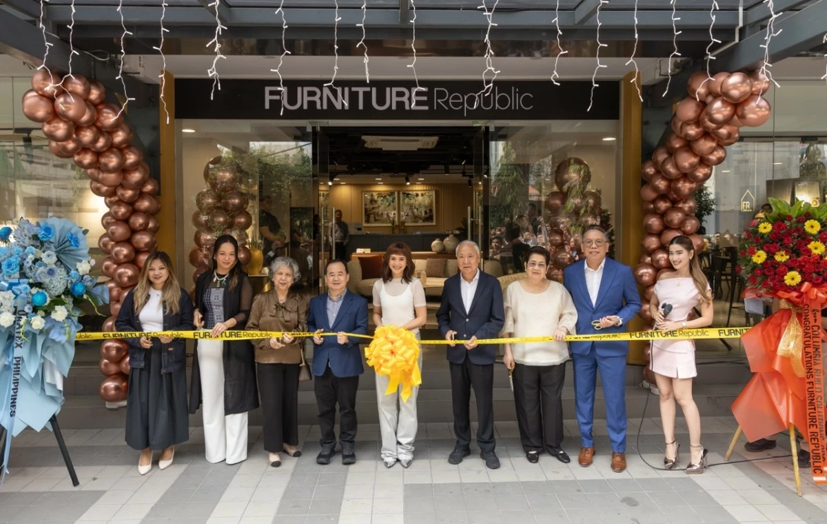IDr. Katherine Anne Correa, PIID national executive director for Events; IDr. Carla Leonor, PIID national director for PR; Araceli Dannug, chairman, FC Home Center; Sarah Geronimo; Natividad Cheng of Uratex Philippines; and Fernan Dulce, president and CEO, FC Home Center, together with Furniture Republic heads.