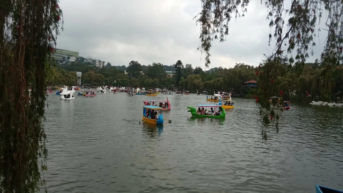 LOVER'S LAKE Visitors can rent out boats to traverse Burnham Park's lake.