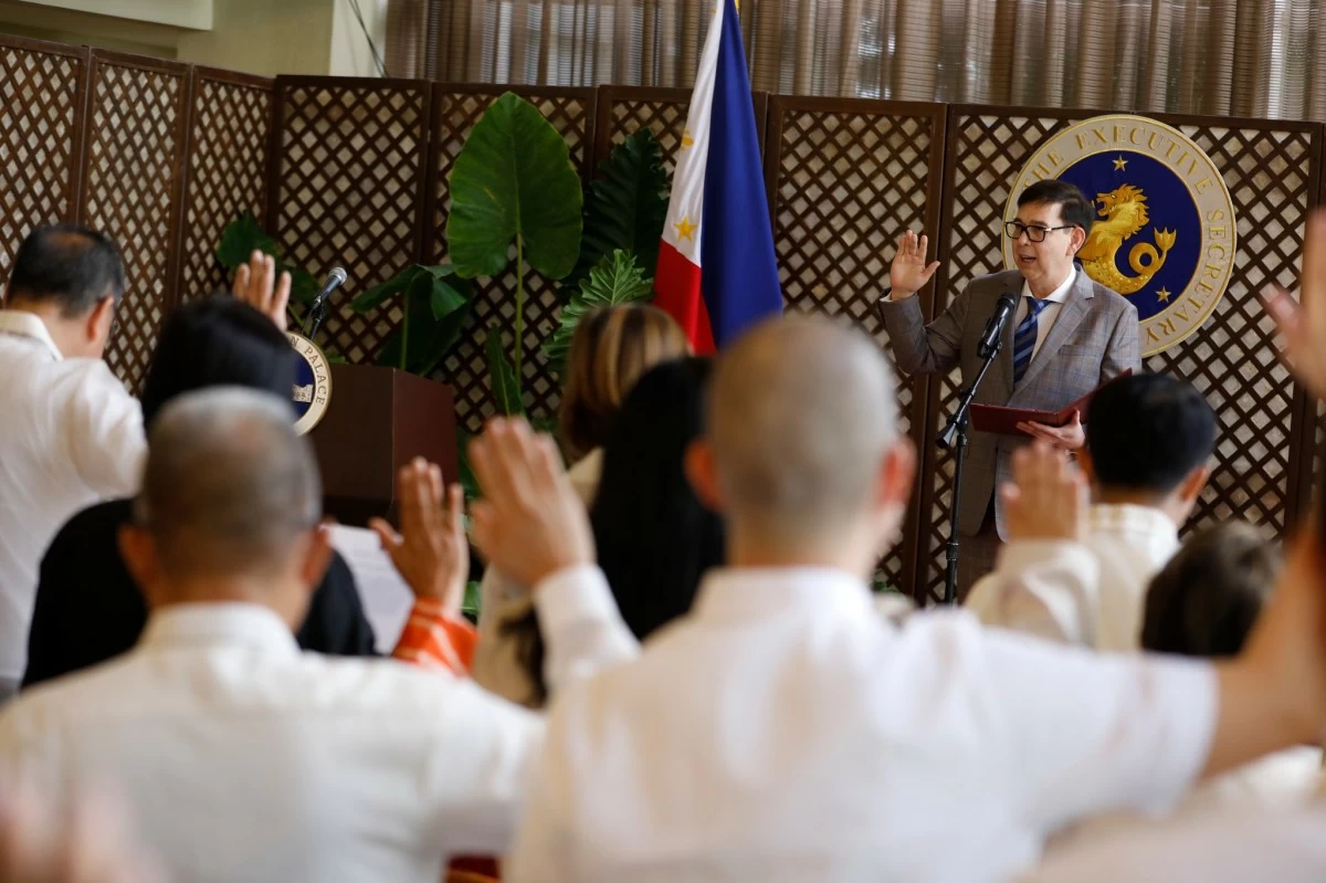 Executive Secretary Ralph Recto administers the oath to 58 newly appointed public officials in Malacañan on Feb. 5, 2026. (OES)