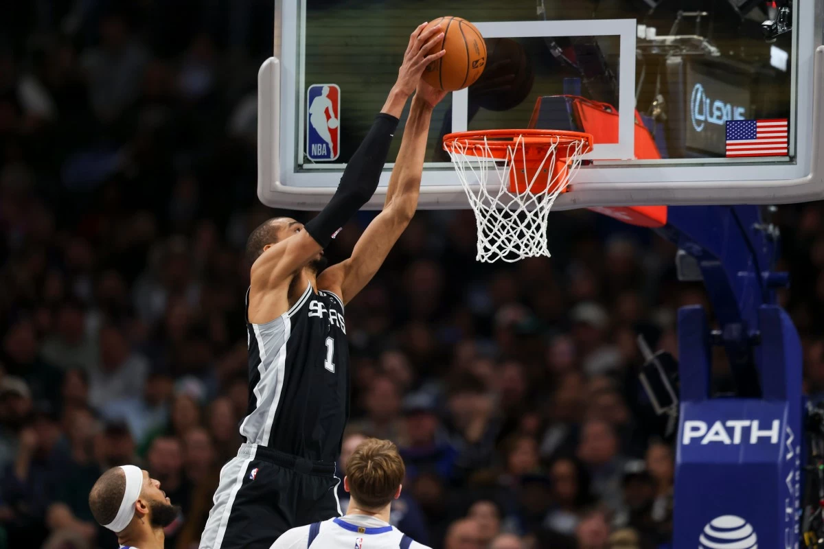 San Antonio Spurs forward Victor Wembanyama (1) dunks in the first half of an NBA basketball game against the Dallas Mavericks Thursday, Feb. 5, 2026, in Dallas. (AP Photo/Gareth Patterson)