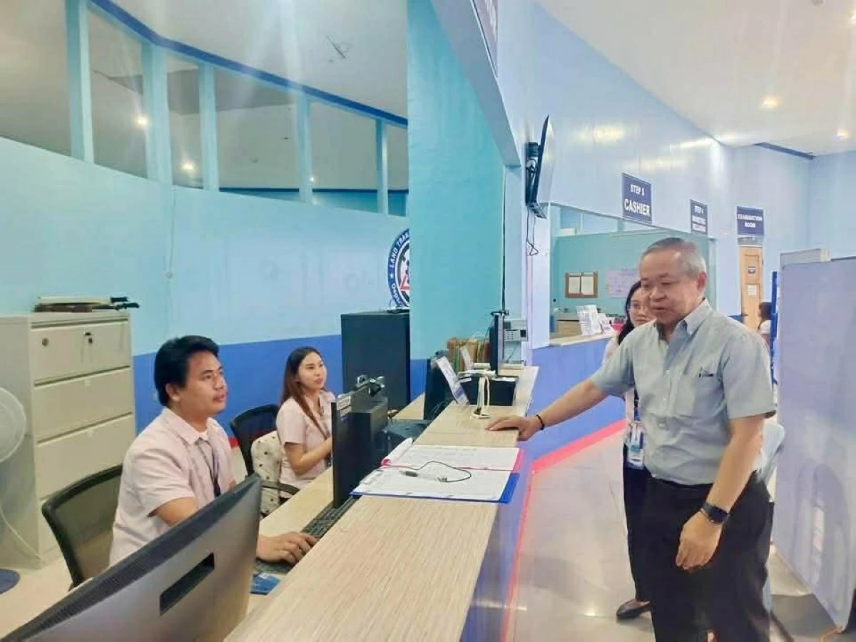 LAND Transportation Office-Central Visayas chief Francisco Ranches Jr. visits an LTO office in the region. (LTO-7)