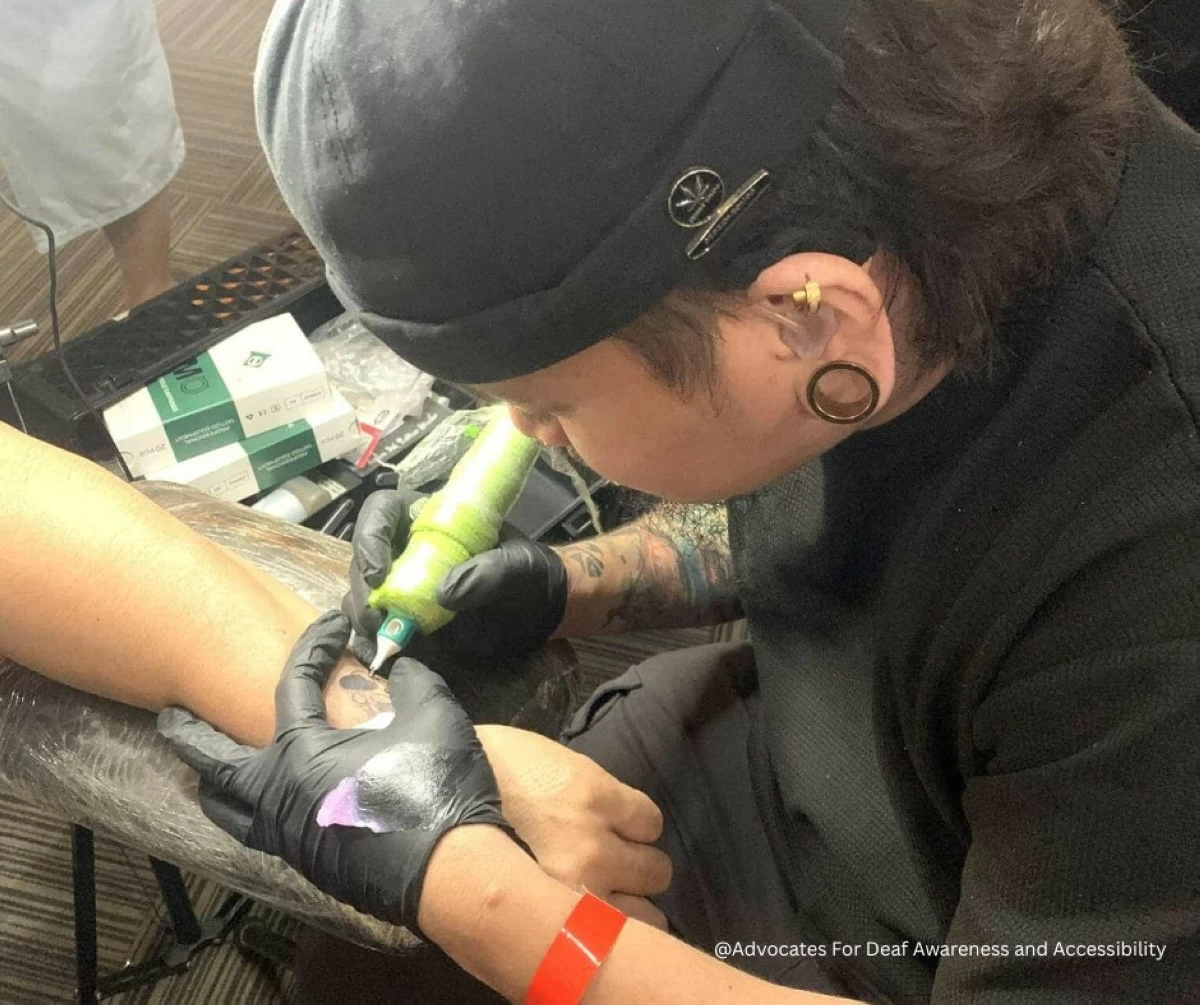 Angelo Frederico Jocson working on a tattoo (Photo from Advocates for Deaf Awareness and Accessibility/Facebook)