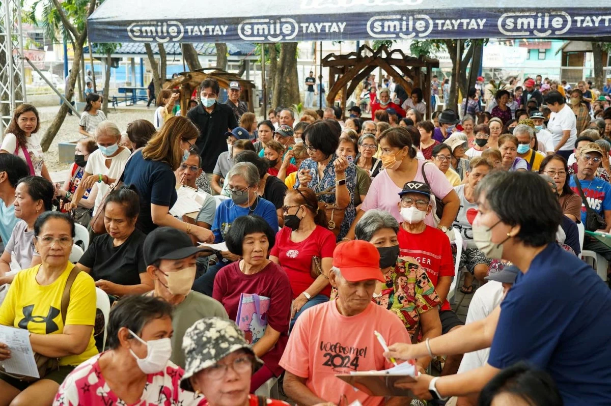 Taytay residents line up for a free medical mission organized by the Local Government of Taytay, Rizal, in celebration of the HAMAKA Festival—Hamba (woodworks), Makina (sewing machine), and Kasuotan (garments/clothing)—on Saturday, Feb. 7.
The activity offered random blood sugar testing, social hygiene services, family planning, medical checkups, an influenza vaccination program for senior citizens, ECG, and dental services. (Photos by John Louie Abrina)