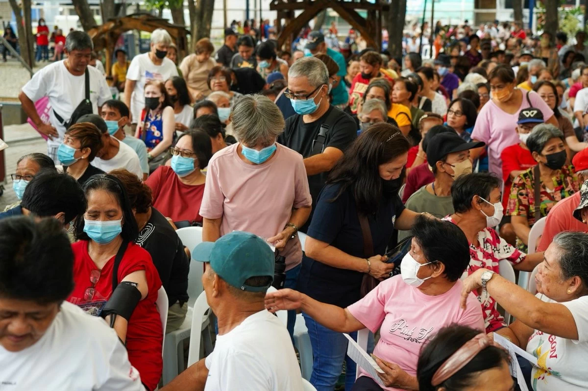 Taytay residents line up for a free medical mission organized by the Local Government of Taytay, Rizal, in celebration of the HAMAKA Festival—Hamba (woodworks), Makina (sewing machine), and Kasuotan (garments/clothing)—on Saturday, Feb. 7.
The activity offered random blood sugar testing, social hygiene services, family planning, medical checkups, an influenza vaccination program for senior citizens, ECG, and dental services. (Photos by John Louie Abrina)