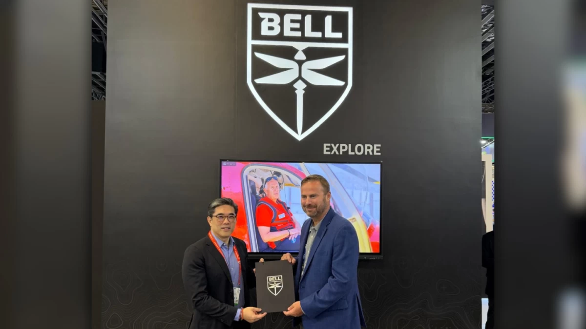 Bell Textron Vice President Chris Schaefer (right) hands over to INAEC Aviation President Benjamin “Jay” R. Lopez the plaque formally appointing INAEC as the approved maintenance center in the Philippines for the Bell 429 helicopter.
