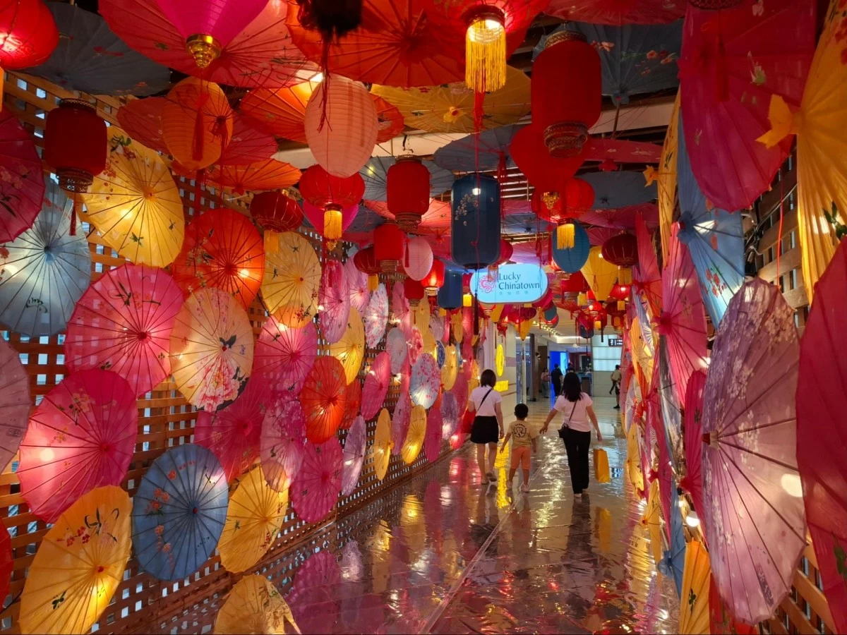 At the Lovers’ Canopy, couples can choose a wish from the card, write their names, and hang it among the decorations to celebrate their love.