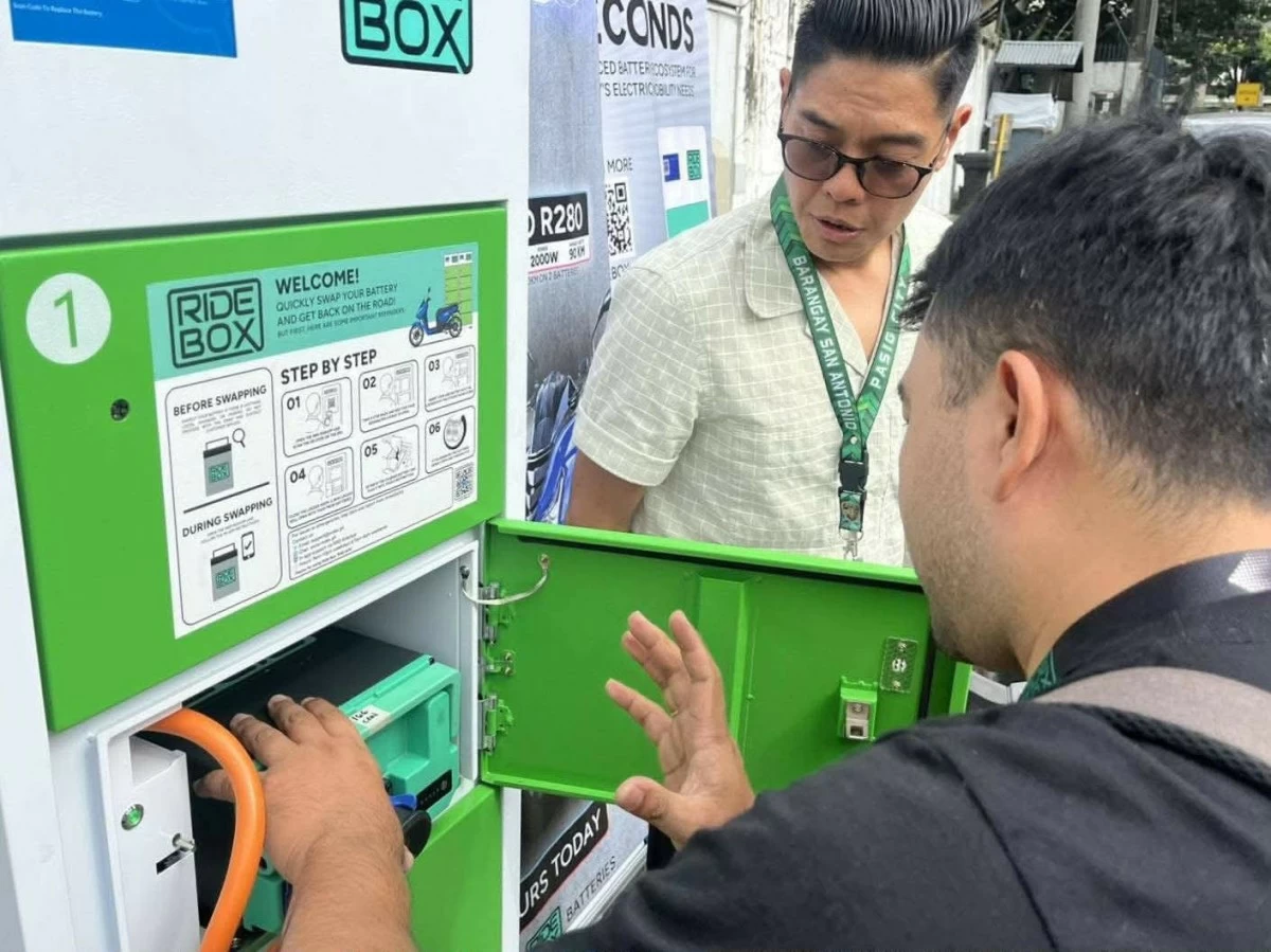BSA Chairman Raymond Lising inspects the newly launched battery-swapping site in Barangay San Antonio. (Photos from Barangay San Antonio)