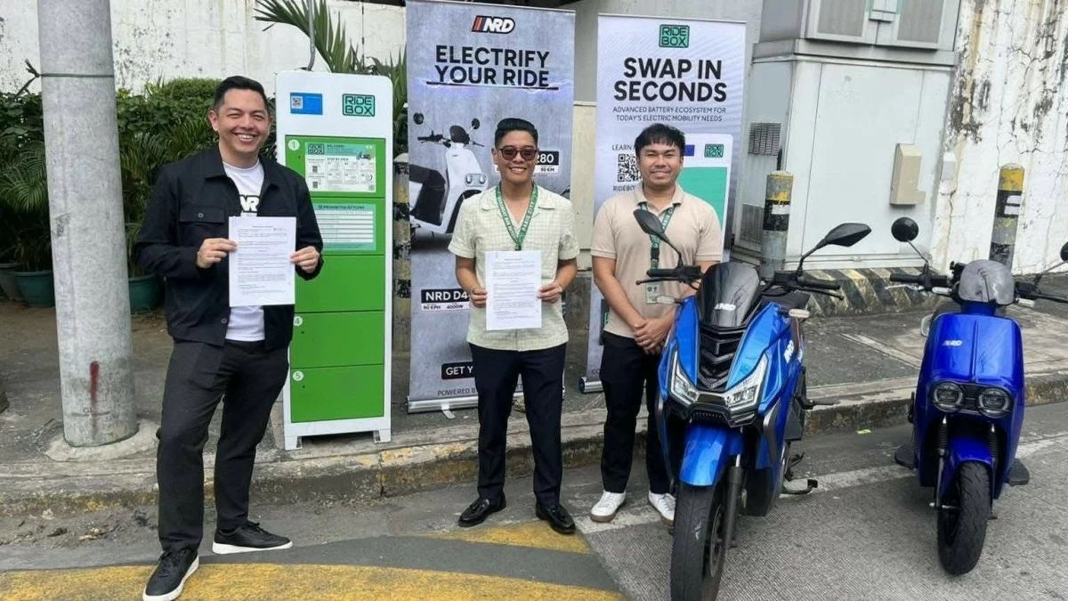 BSA Chairman Raymond Lising inspects the newly launched battery-swapping site in Barangay San Antonio. (Photos from Barangay San Antonio)