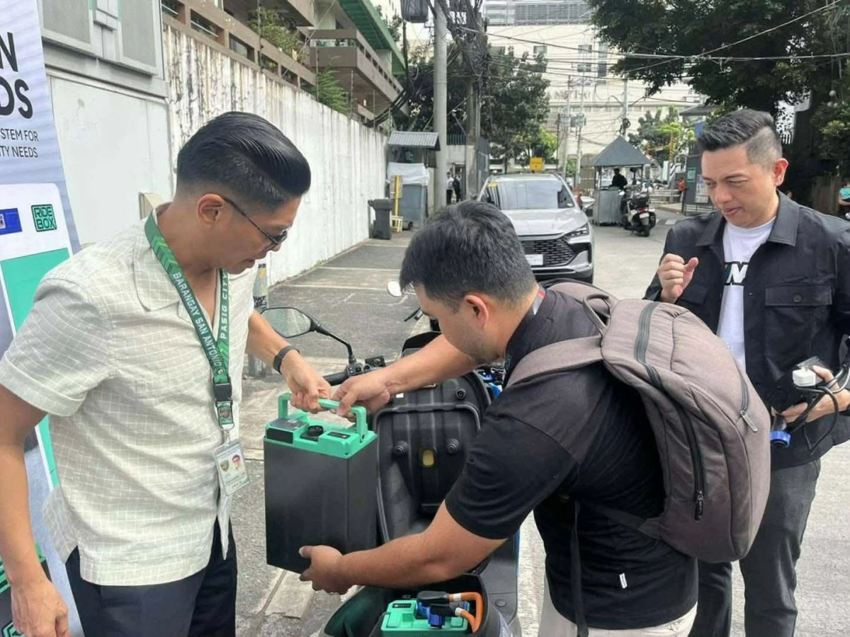 BSA Chairman Raymond Lising inspects the newly launched battery-swapping site in Barangay San Antonio. (Photos from Barangay San Antonio)
