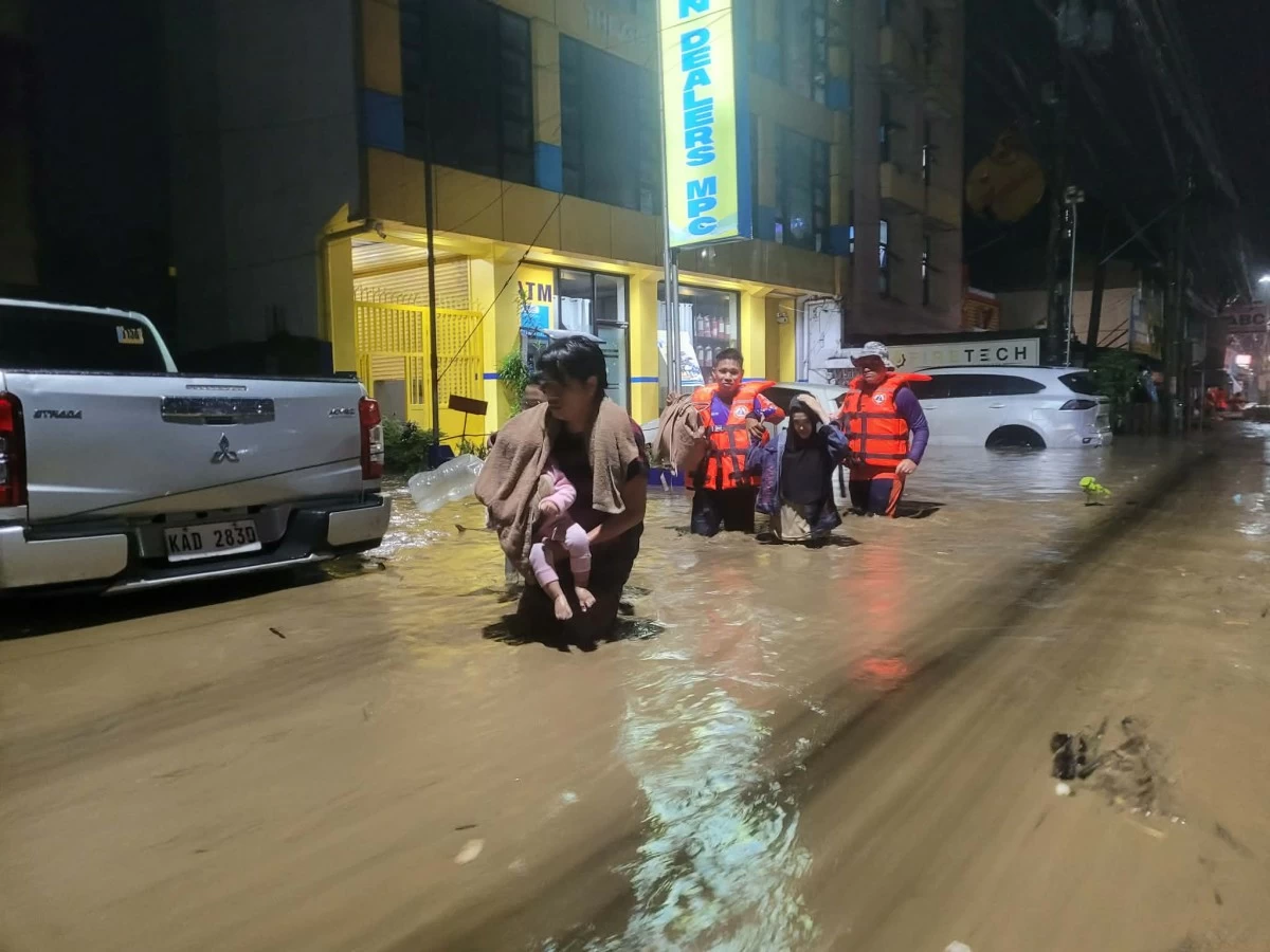 PEOPLE flee flooding triggered by 'Basyang' in Iiligan City. (FB)