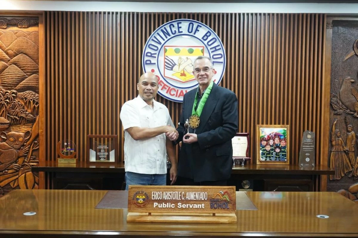 
BOHOL Gov. Aris Aumentado welcomes French Embassy Director Marc Raynal on Friday, Feb. 6. (Contributed photo)
